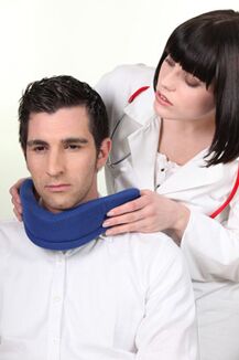 Il medico mette il collare del paziente su shantz
