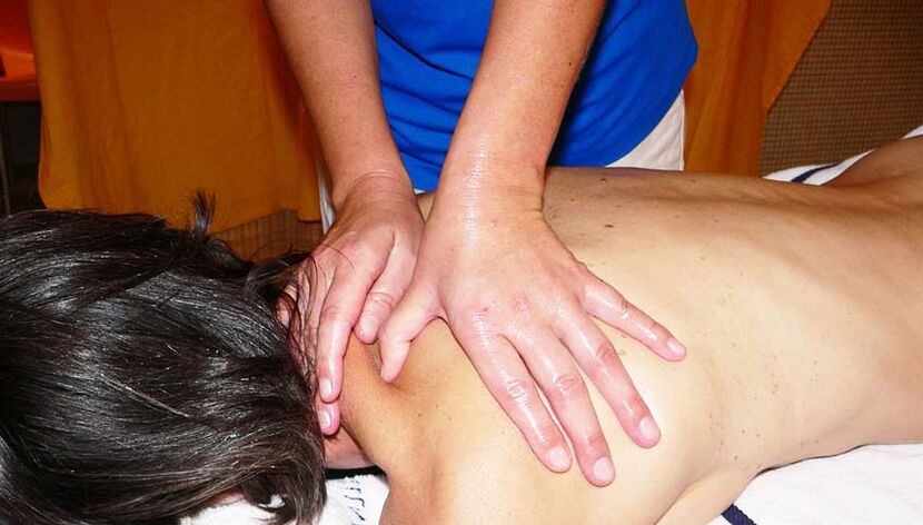 Sessione di massaggio per l'osteocondosio della colonna cervicale