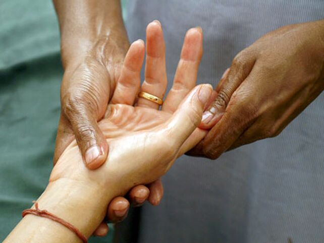 La terapia manuale è un metodo abbastanza popolare per trattare la rizartrosi che colpisce le articolazioni delle dita.